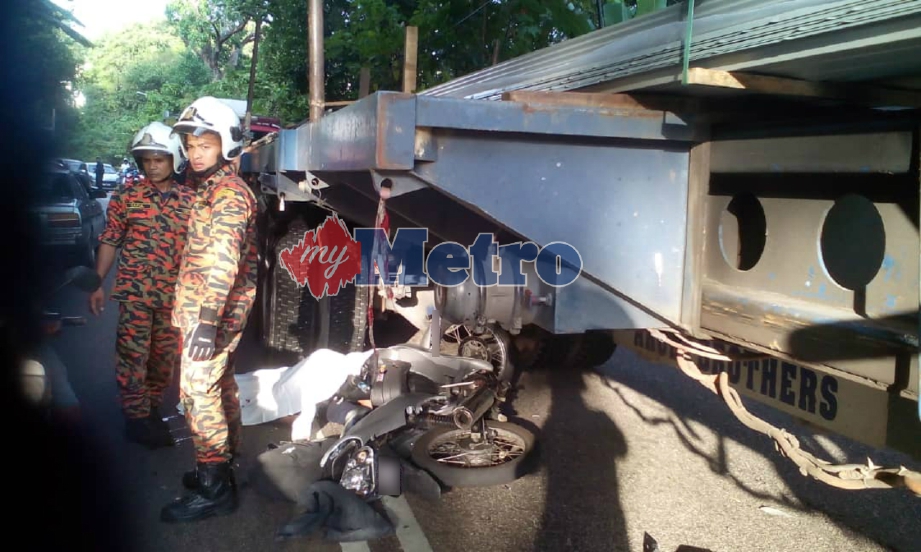 KEMALANGAN maut yang membabitkan penunggang motosikal dengan lori pada awal pagi tadi di Jalan Batu Feringgi. FOTO Ihsan PDRM
