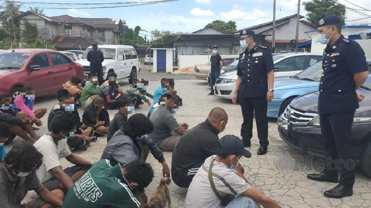 Ketua Polis Daerah Kota Setar, Asisten Komisioner Ahmad Shukri Mat Akhir (dua dari kanan) melakukan pemeriksaan terhadap sebahagian dari penagih dadah yang kebanyakannya nelayan yang ditahan di sekitar Kuala Kedah dalam Ops Khas Bersepadu. FOTO ZULIATY ZULKIFFLI