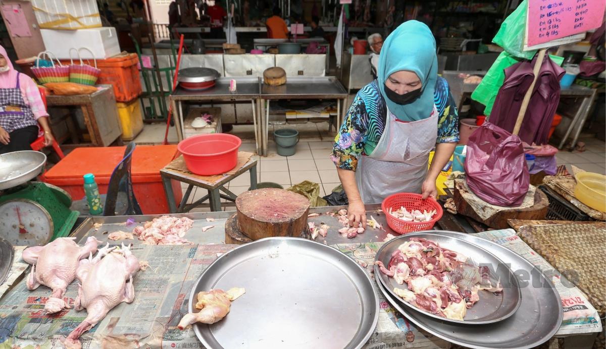 Tinjauan di Pasar Siti Khadijah mengalami kekurangan bekalan ayam sejak tiga bulan lalu. FOTO NIK ABDULLAH NIK OMAR