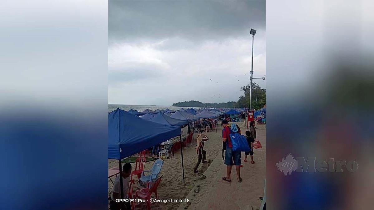 Keadaan khemah yang dipasang pengusaha khemah sewa yang menyebabkan ramai orang tidak puas hati kerana terlindung daripada pandangan ketika anak-anak mereka mandi laut. FOTO MOHD KHIDIR ZAKARIA