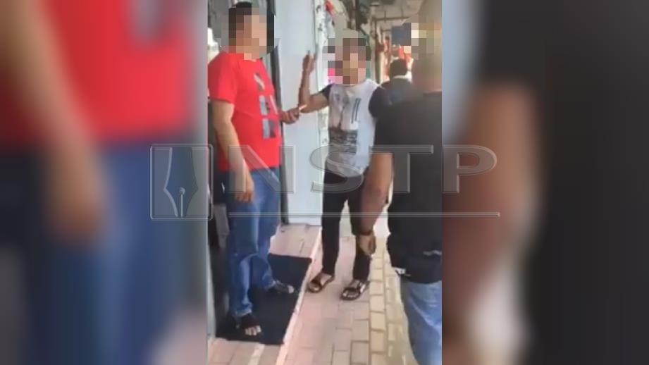 PAPARAN video tular dua lelaki menyerang dan melakukan provokasi terhadap suspek hina Agong di Facebook. FOTO Tular