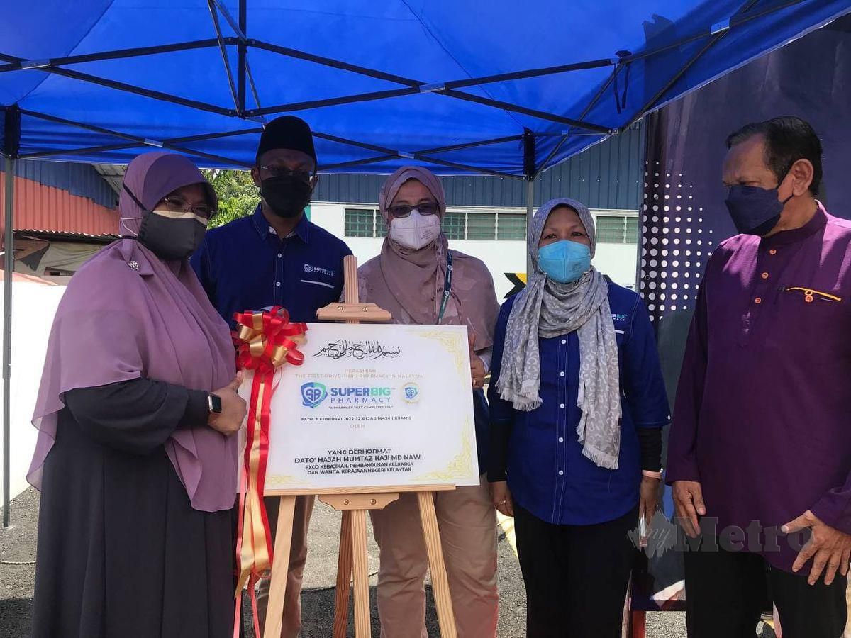 Pengerusi Jawatankuasa Kebajikan, Pembangunan Keluarga Dan Wanita Negeri Kelantan, Datuk Mumtaz Md Nawi (kiri) ketika Perasmian Dan Pelancaran Farmasi Pandu Lalu Pertama Malaysia di Superbig Pharmacy Kubang Kerian. FOTO HAZIRA AHMAD ZAIDI