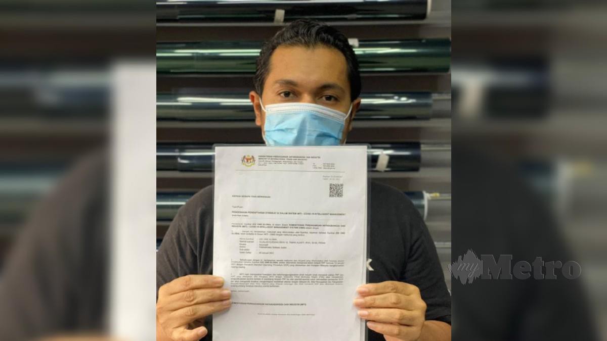Pengusaha kedai filem penapis haba, Mohd Hafizee Mohd Arop menunjukkan surat kebenaran beroperasi yang dikeluarkan MITI sebelum ini 