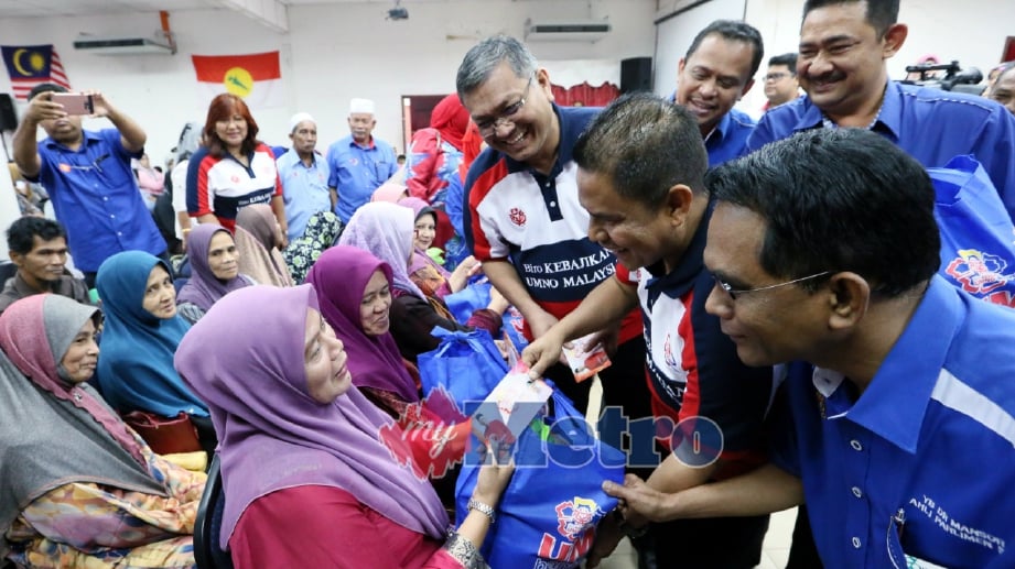 PENGERUSI Biro Kebajikan UMNO Malaysia (BiKUM), Datuk Dr Shamsul Anuar Nasarah (tiga dari kanan) bersama Ketua UMNO Bahagian Sik, Datuk Mohd Tajudin Abdullah (dua dari kanan) menyampaikan sumbangan kepada warga emas pada Program UMNO Bantu Rakyat di Pejabat UMNO Bahagian Sik. FOTO  Amran Hamid