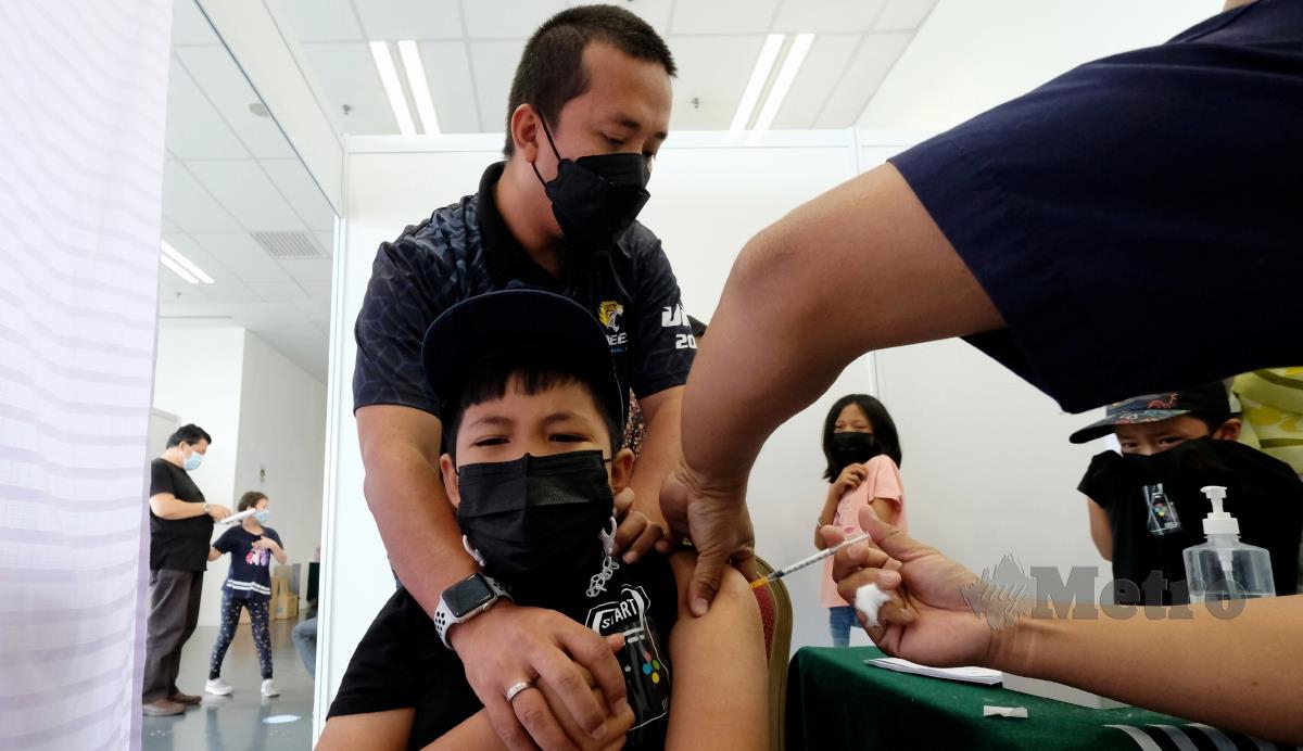 Seorang kanak-kanak menerima suntikan vaksin jenis Pfizer pada Program Imunisasi COVID-19 Kanak-Kanak (PICKids) di PPV Offsite IOI City Tower 1, hari ini. FOTO BERNAMA