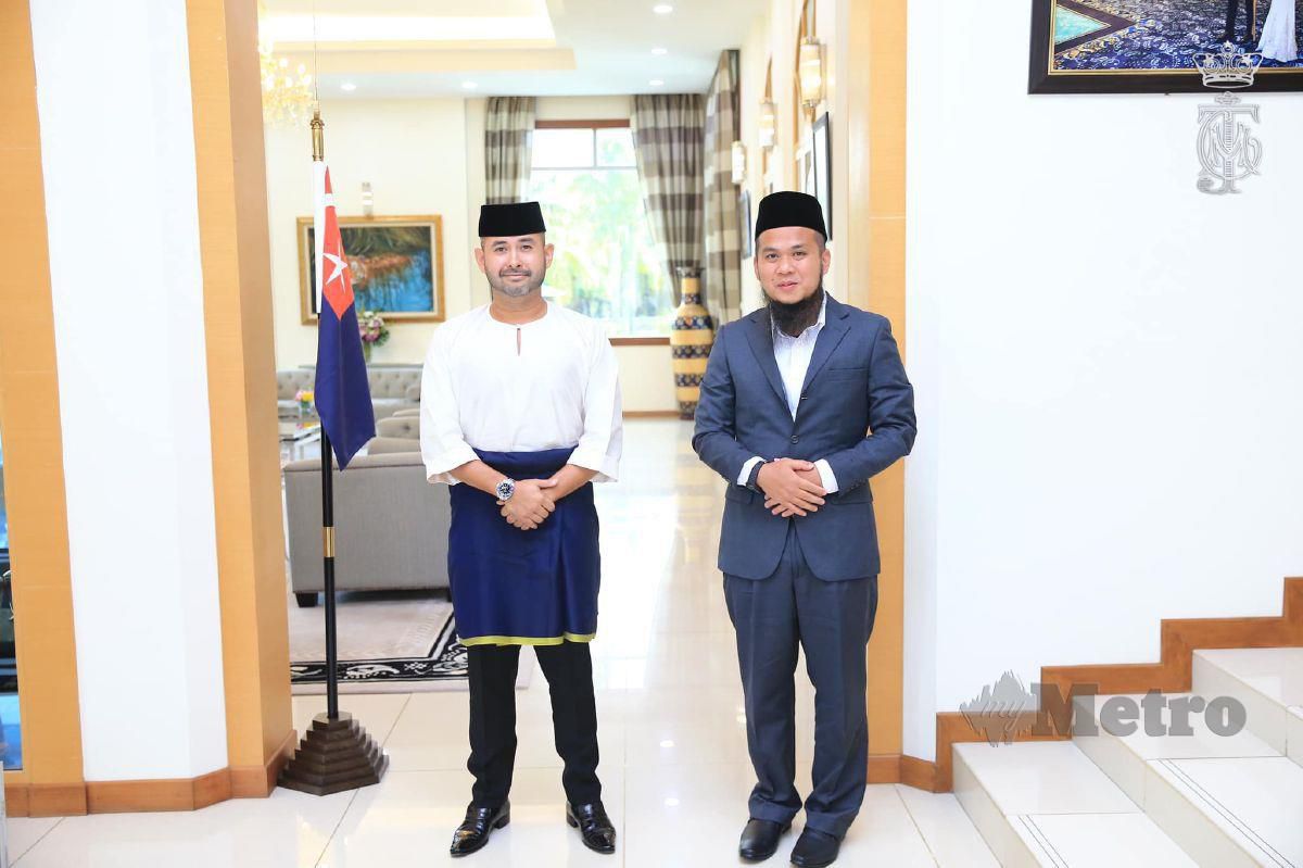 Tunku Mahkota Johor, Tunku Ismail Sultan Ibrahim, menerima mengadap Ebit Lew, hari ini. FOTO Facebook HRH Crown Prince of Johor