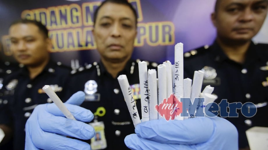 KETUA Jabatan Siasatan Jenayah Narkotik Kuala Lumpur, ACP Adnan Azizon (tengah) menunjukan jenis dadah baru pada sidang media di Ibu Pejabat Polis Kontinjen Kuala Lumpur. FOTO Syarafiq Abd Samad