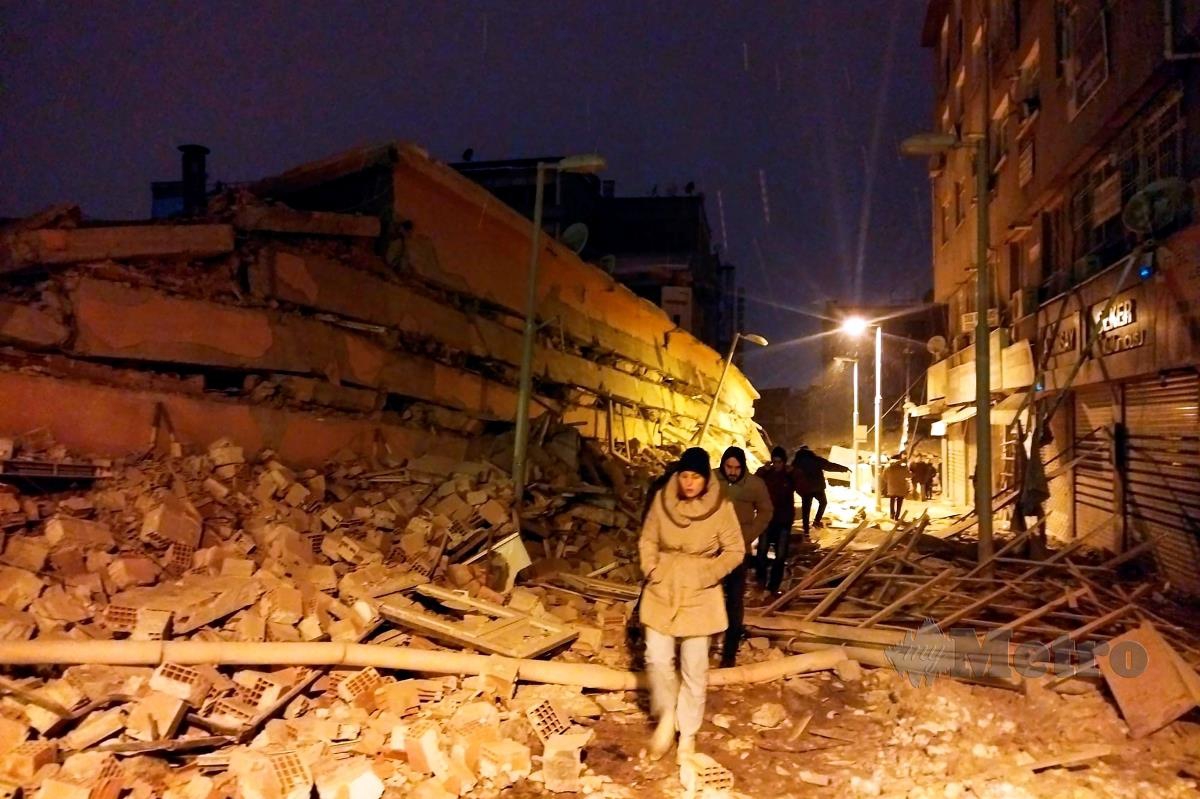 KEADAAN gempa bumi di Turkiye. FOTO AP