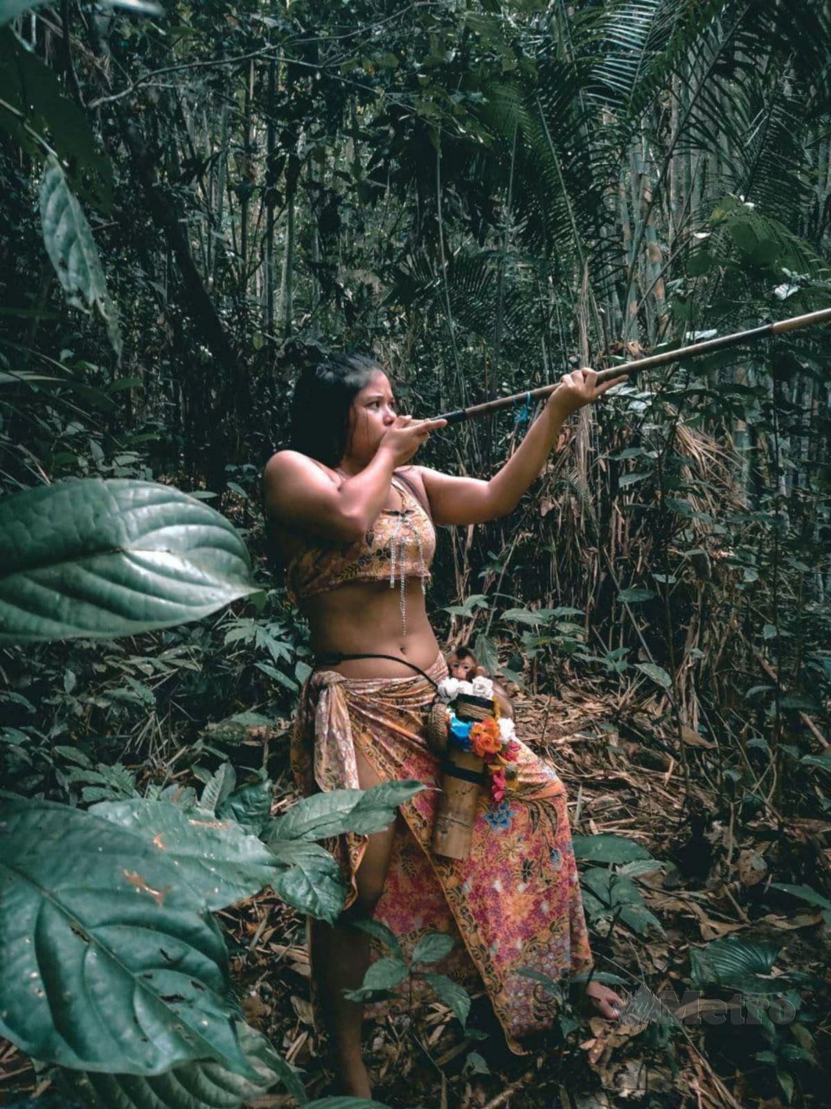 GADIS suku  Temuan ,Jazreen A/P Jusoh mengetengahkan imej pahlawan  wanita Orang Asli. FOTO Ihsan Ronnie Bahari