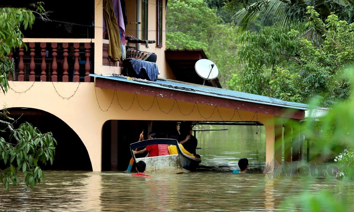 Tinjauan banjir di kawasan Tebakang Dayak dan Tebakan Melayu, berhampiran sempadan Tebedu, 5 Februari lalu. FOTO NADIM BOKHARI