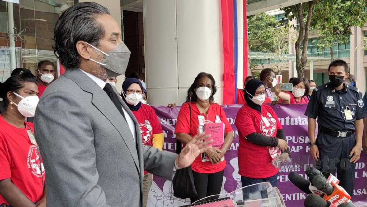 Khairy pada sidang selepas menerima memorandum dari wakil tuntutan  Kesatuan Pekerja-Pekerja Swasta Perkhidmatan Sokongan Di Hospital-Hospital Kerajaan Semenanjung Malaysia (KPSPSHKSM)  di kementerianya hari ini. FOTO SAMADI AHMAD