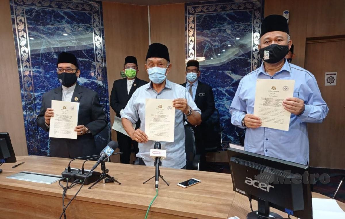 Pengerusi Jawatankuasa Hal Ehwal Agama Islam negeri, Tosrin Jarvanthi (tengah) pada sidang media mengenai kebenaran operasi masjid dan surau serta pengurusan nikah, cerai dan ruju' dalam tempoh Perintah Kawalan Pergerakan (PKP) di Pusat Islam Iskandar Johor, Johor Bahru. FOTO NURUL AMANINA SUHAINI