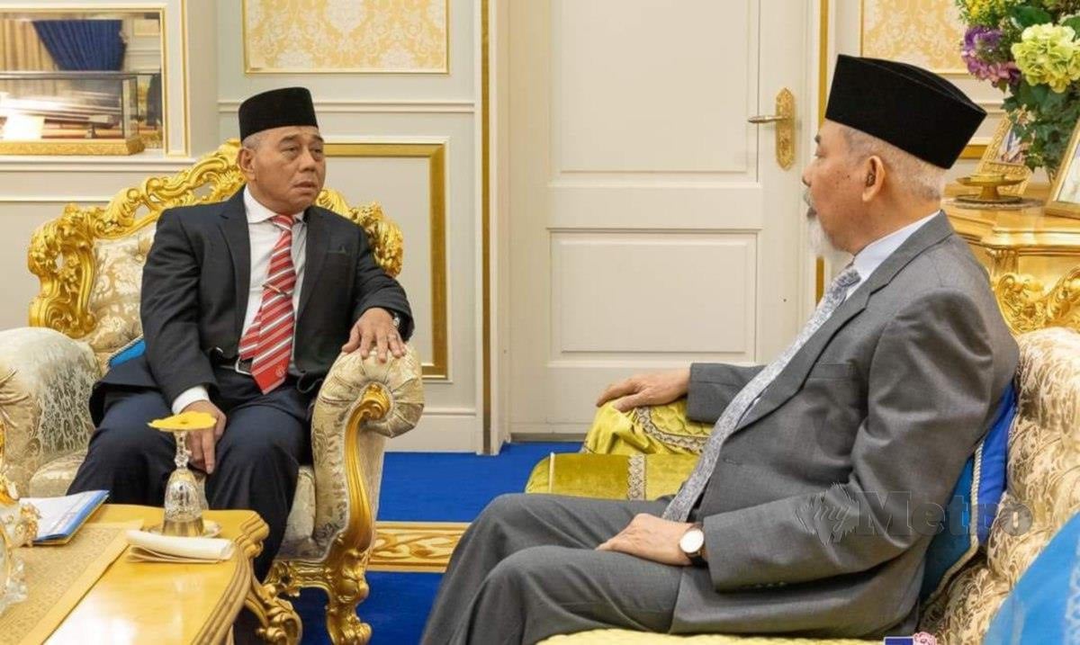 Naib Canselor UMS, Prof Datuk Dr Kasim Mansor (kiri) mengetuai kunjungan hormat UMS terhadap Yang di-Pertua Negeri Sabah, Tun Juhar Mahiruddin di Istana Seri Kinabalu, Kota Kinabalu. FOTO Ihsan UMS