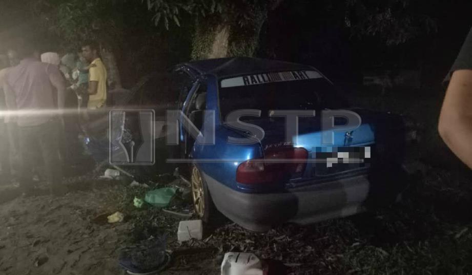 KENDERAAN Proton Wira yang terbabit dalam kemalangan sehingga mengorbankan lima sekeluarga di Kampung Pengkalan Atap, Batu Rakit. FOTO Ihsan Bomba