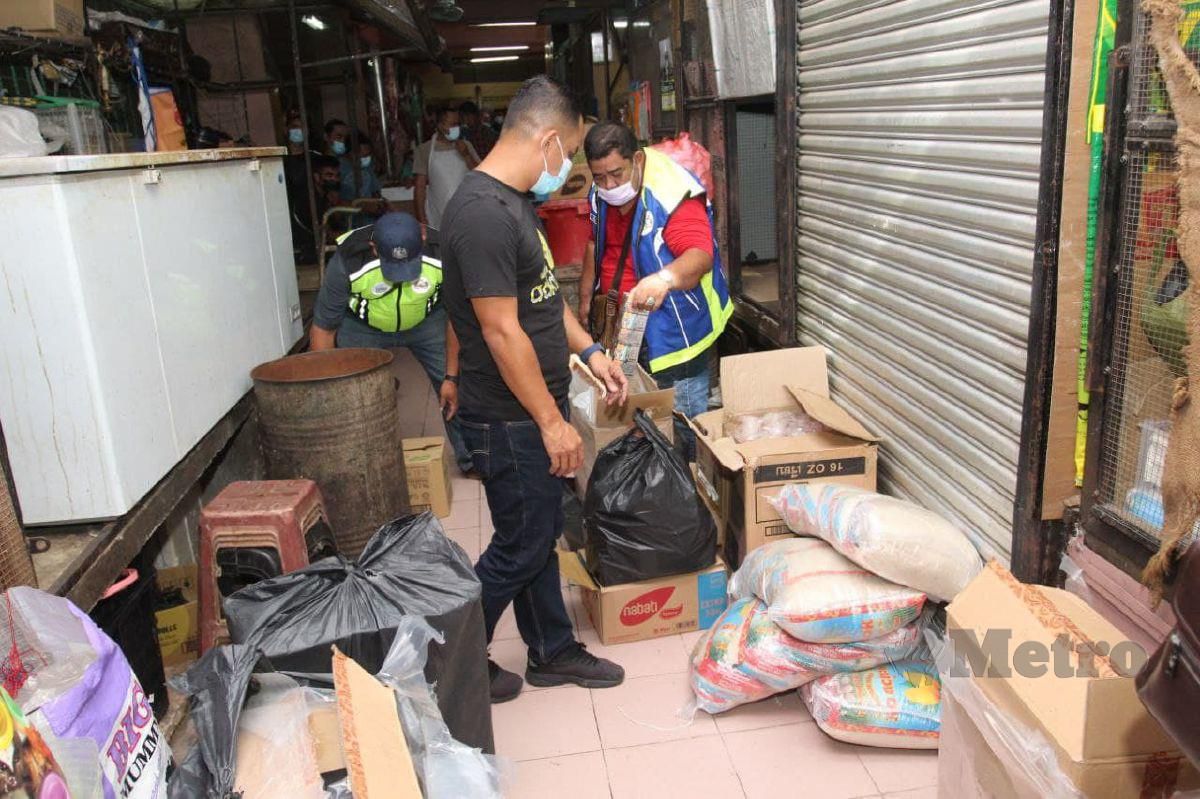 Anggota Jabatan Kastam Diraja Malaysia (JKDM) negeri Kelantan merampas sejumlah rokok sebanyak 48,000 batang rokok dianggarkan bernilai RM8,488.00 yang disorok bersama timbunan sayur sebelum disimpan dalam stor barang disebuah gerai dalam serbuan di Pasar Siti Khadijah. FOTO NIK ABDULLAH NIK OMAR