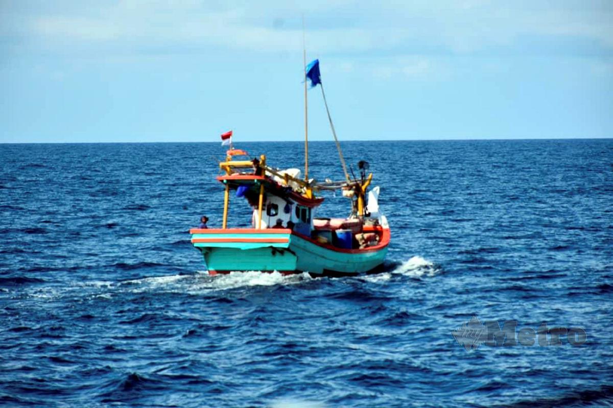 KD Lekir usir 7 bot nelayan Indonesia yang mencerobohi perairan negara. FOTO Ihsan TLDM