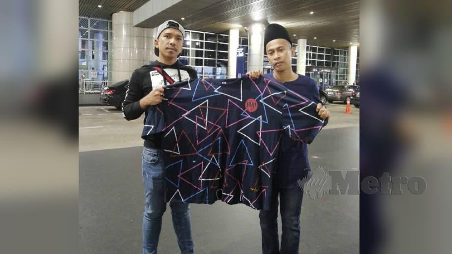 FAD dan Achey memegang baju arwah Abam. FOTO Instagram Fad, Achey