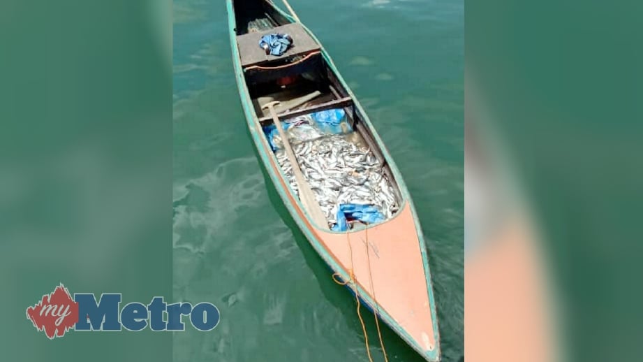 ANGGOTA Pasukan Polis Marin (PPM) berjaya merampas bot pam selepas disyaki menangkap ikan dengan cara menggunakan bahan letupan di kawasan laut Kampung Basilan, Kunak. FOTO Ihsan PPM