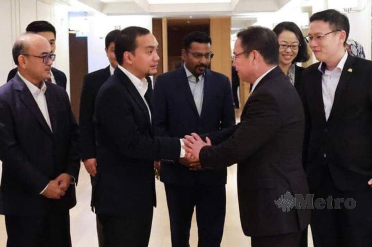 Menteri Besar, Datuk Onn Hafiz Ghazi bertemu pelabur berpotensi dalam lawatan rasmi tiga hari ke Singapura bermula semalam. FOTO IHSAN MEDKOM