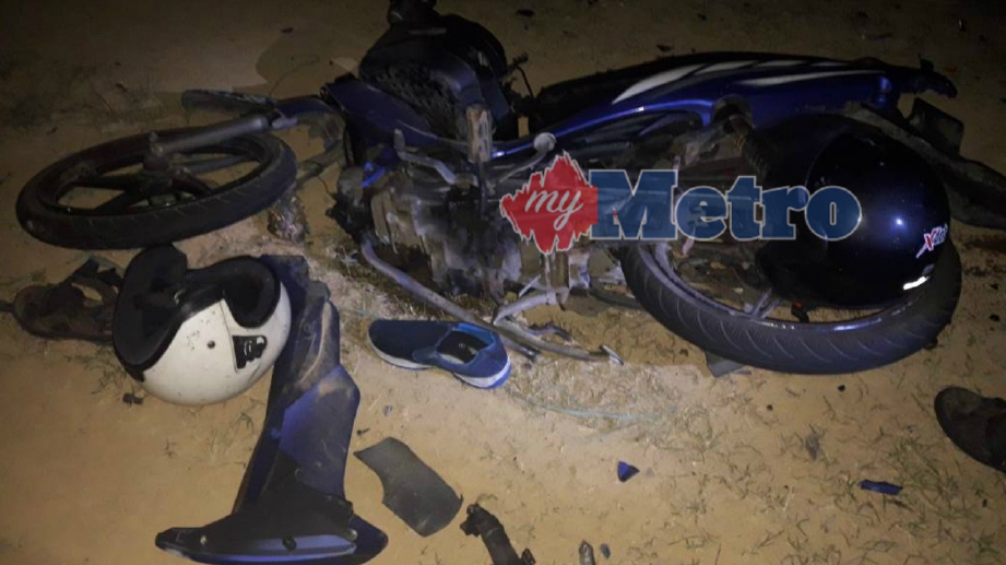 Dua lelaki maut selepas motosikal yang ditunggang bertembung dalam kejadian di FELDA Ulu Belitong kira-kira jam 8.30 malam tadi. FOTO Ihsan PDRM
