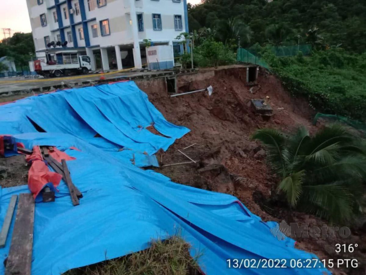 BAHAGIAN perkarangan Balai Polis Tongod, Kinabatangan, yang runtuh ditutup kanvas. FOTO Ihsan APM