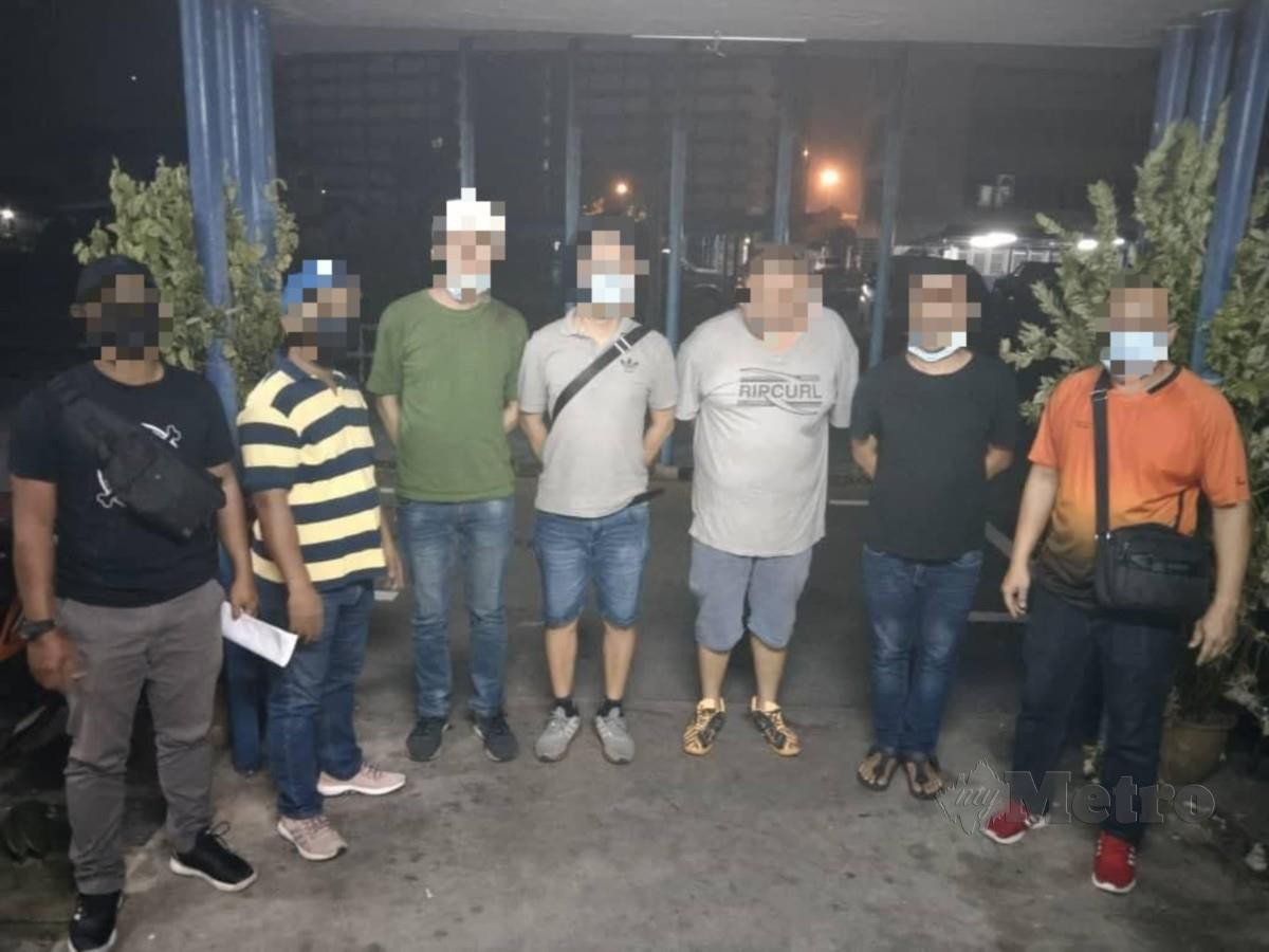 Kesemua sembilan suspek yang terbabit dalam pergaduhan di Chong Lin Plaza, Green Road, Kuching,petang semalam, telah ditahan pihak polis. FOTO NORSYAZWANI NASRI