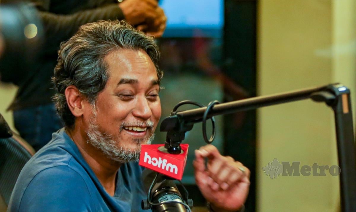 Bekas Ketua Pemuda Umno Khairy Jamaluddin pada hari pertama beliau bertugas sebagai deejay HotFM di HotFM studios, Seri Pentas, Bandar Utama, Petaling Jaya. FOTO ASWADI ALIAS