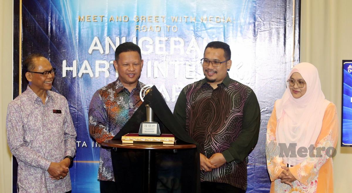 Pengerusi Perbadanan Harta Intelek Malaysia (MyIPO),Dr Mohd Zuhan Mohd Zain (dua kiri), memperkenalkan piala Anugerah Harta Intelek Negara 2024 (AHIN 2024) ketika majlis beramah mesra bersama media sempena acara AHIN 2024, di Menara MyIPO. FOTO MOHAMAD SHAHRIL BADRI SAALI