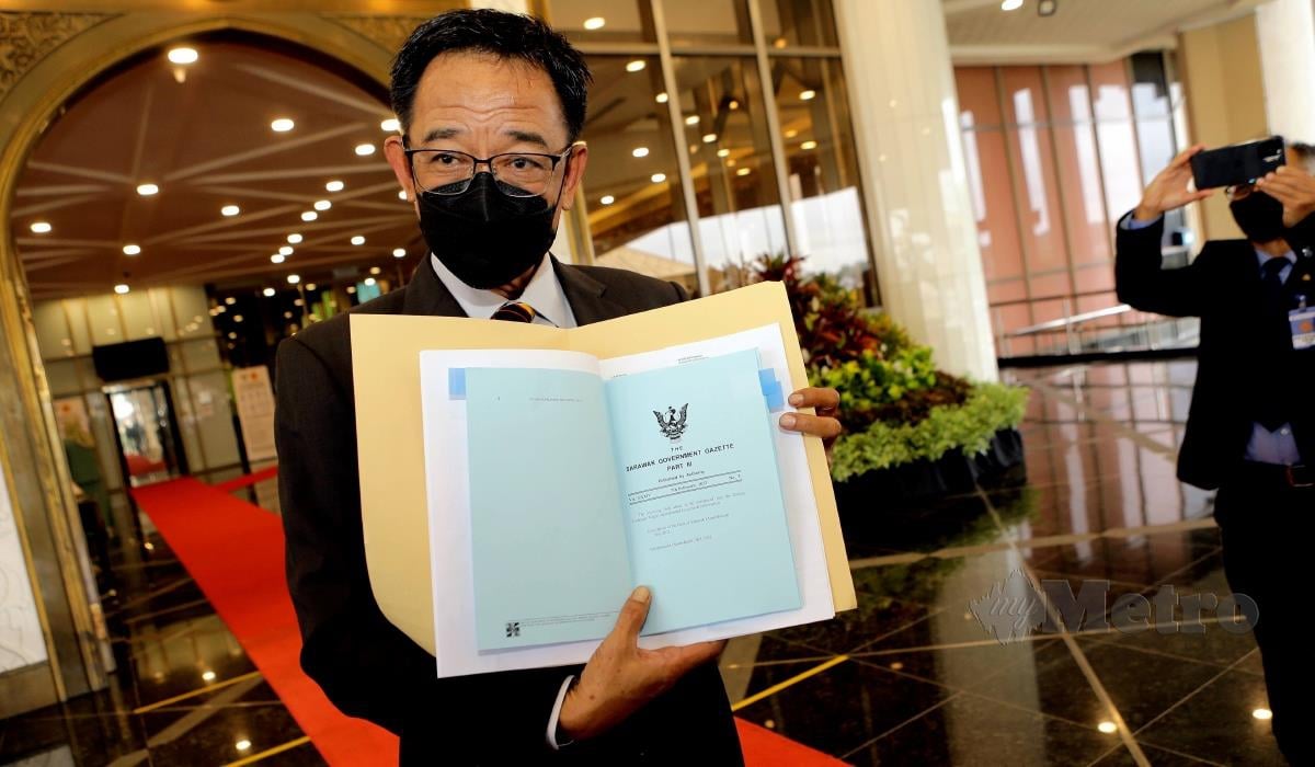 Abdul Karim menunjukkan dokumen pertukaran gelaran Ketua Menteri kepada Menteri Perdana, ketika tiba untuk menghadiri Persidangan Hari Kedua Mesyuarat Pertama bagi Penggal Pertama Dewan Undangan Negeri Sarawak Ke-19 di bangunan Dewan Undangan Negeri Petra Jaya Kuching. FOTO NADIM BOKHARI