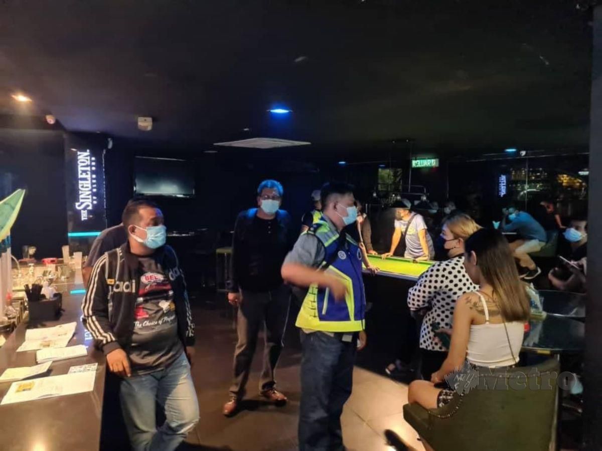 ANTARA pengunjung yabg diperiksa dalam serbuan di dua pusat hiburan di Jalan Puchong dan Jalan Syed Putra, Kuala Lumpur, pada Khamis dan Jumaat lalu. FOTO Ihsan PDRM