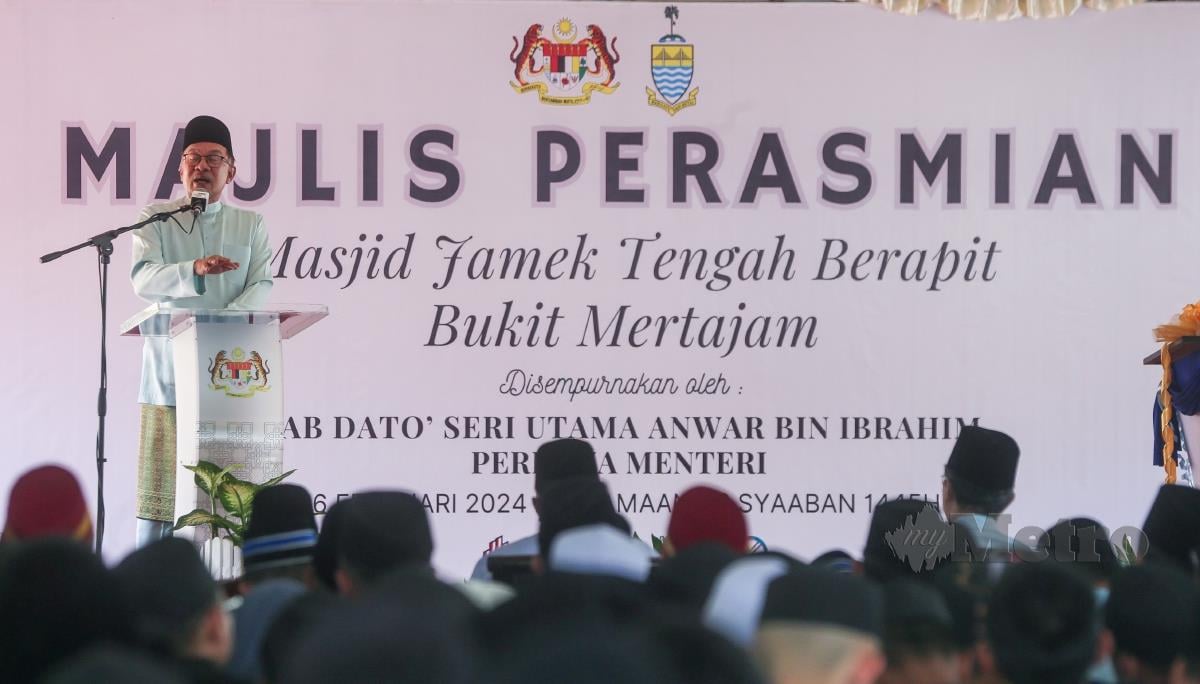 Perdana Menteri Datuk Seri Anwar Ibrahim berucap pada majlis Kenduri Rakyat dan Perasmian Masjid Jamek Tengah Berapit, Bukit Mertajam. FOTO DANIAL SAAD