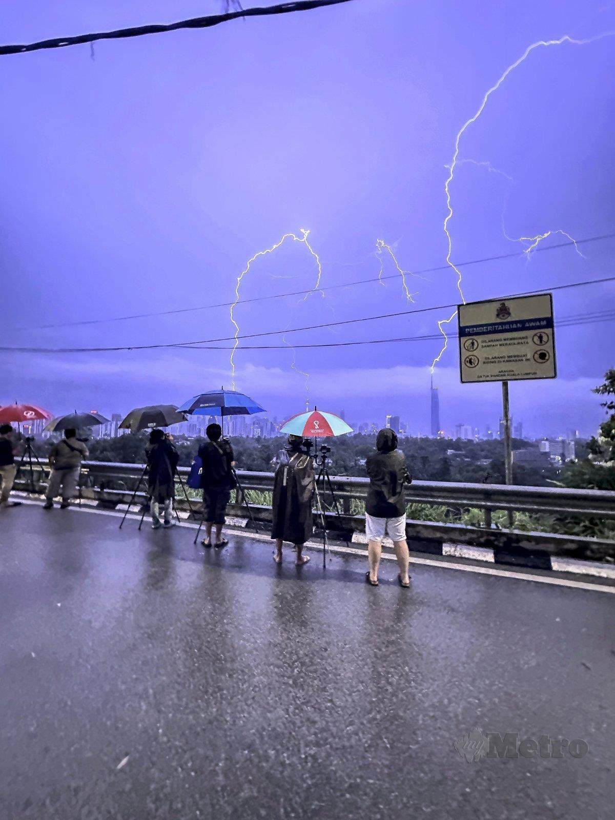JURUGAMBAR merakam gambar kilat yang berlaku di ibu kota. FOTO Ihsan MUHAMMAD ZAIRUL MOHD PUAD