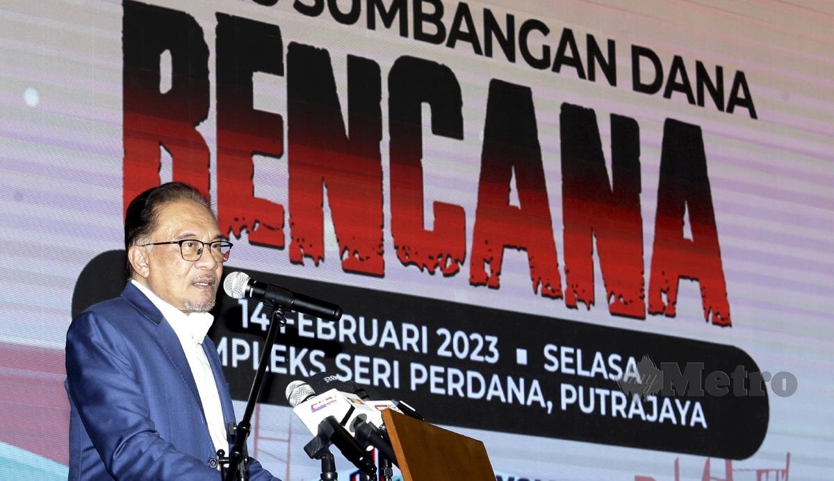 Perdana Menteri, Datuk Seri Anwar Ibrahim ketika berucap di Majlis Sumbangan Dana Bencana di Putrajaya, kelmarin. FOTO MOHD FADLI HAMZAH