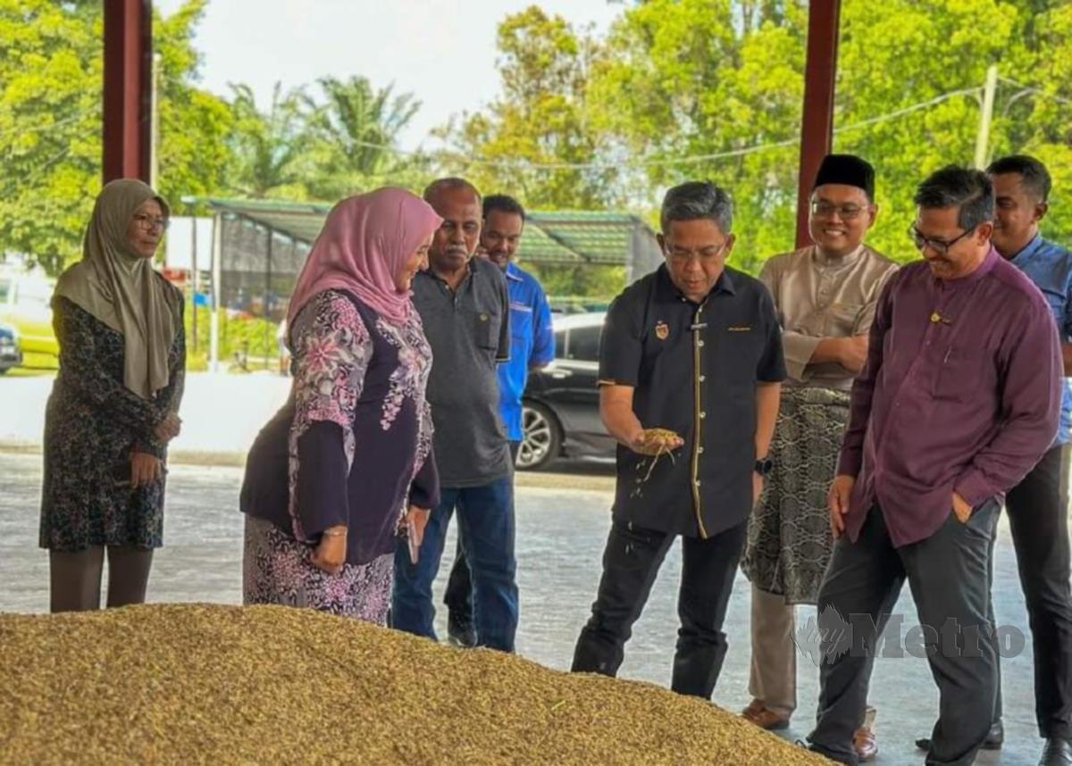 Pengerusi Jawatankuasa Pertanian, Keterjaminan Makanan dan Kos Sara Hidup negeri Datuk Seri Jalaluddin Alias (dua dari kanan) ketika melawat Pusat Pengumpulan Padi di Melang di sini. FOTO ABNOR HAMIZAM ABD MANAP