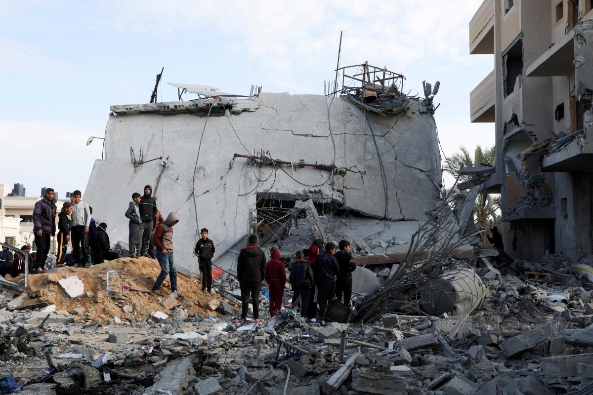 KEADAAN di Rafah selepas serangan Israel. FOTO Reuters