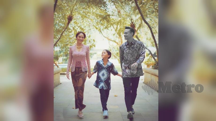 ASHRAF (kanan) bersama isterinya, Bunga Citra Lestari dan anak, Noah Sinclair. FOTO Instagram Ashraf Sinclair