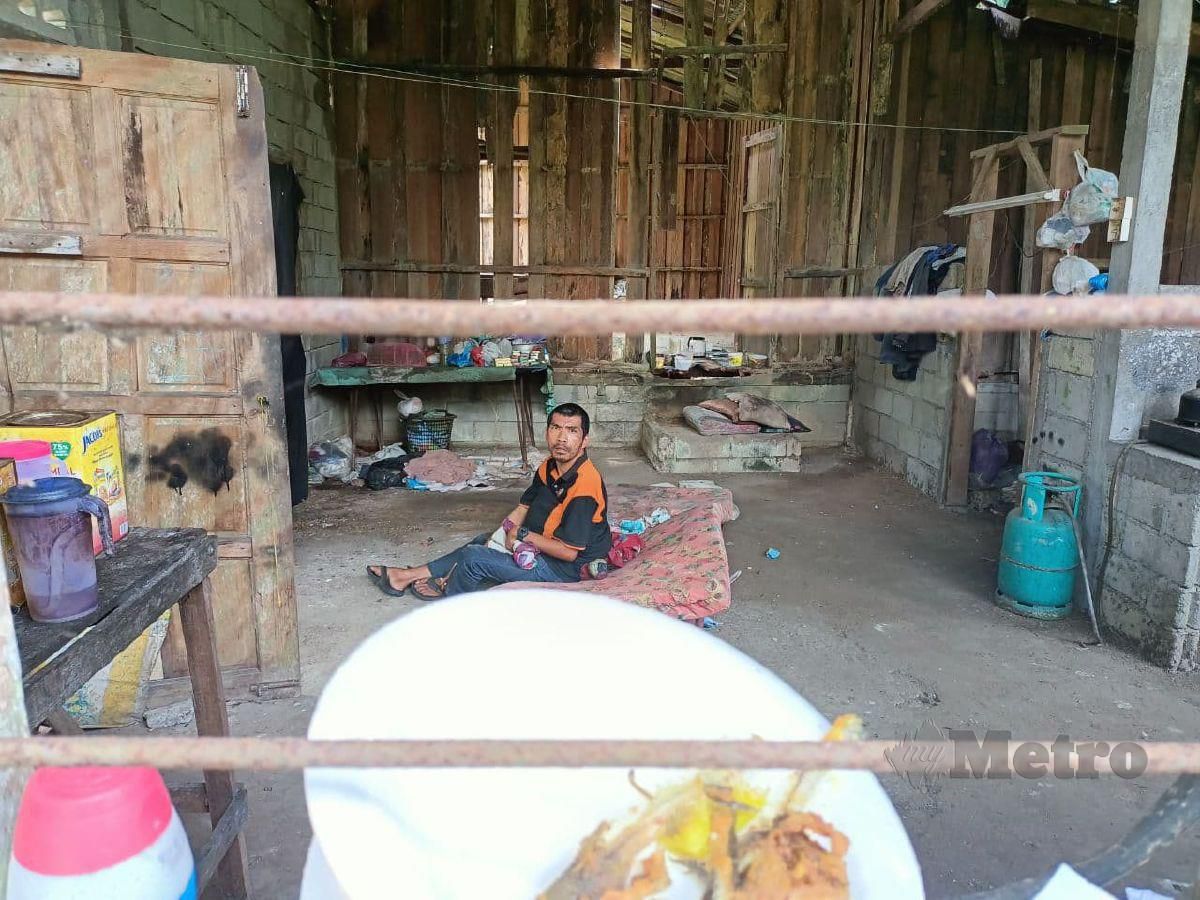  Keadaan rumah yang dihuni lelaki OKU, Nik Ismail Nik Yahya, 42, dalam keadaan tidak sempurna dengan bahagian belakangnya hampir roboh manakala halamannya dipenuhi timbunan tin dan botol kosong di Kampung Pangkal Ketereh. FOTO SITI ROHANA IDRIS