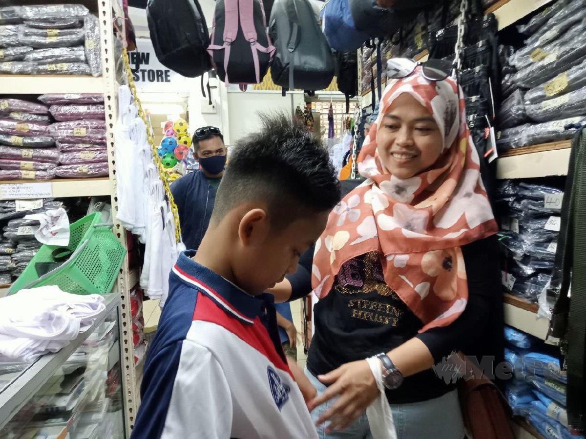 Vicky Nur Habibah membeli kelengkapan persekolahan sebaik cuti bermula di Pasar Larkin di sini. FOTO OMAR AHMAD