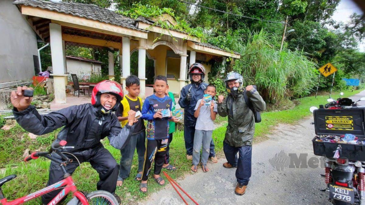 Ahli kelab Collectors Toy Fair Kuala Lumpur (CTFKL), Kelab Motorsikal Kecil (MyKSR) ketika mengagihkan mainan kepada kanak-kanak di kawasan pedalaman di beberapa negeri termasuk Pahang, Kedah dan Perak. FOTO Ihsan  CTFKL dan MyKSR
