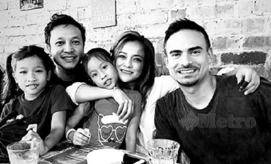 ASHRAF (kanan) bersama keluarga Sazzy Falak. FOTO Instagram Sazzy Falak