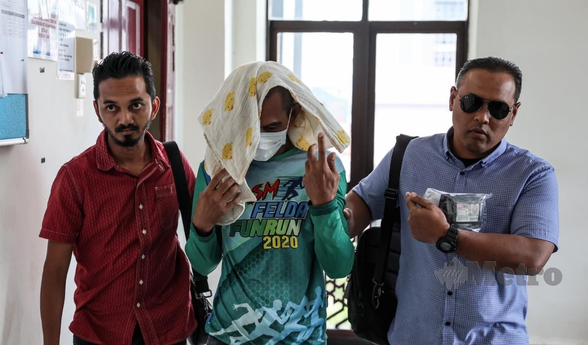Buruh binaan, Mohd Affendi Awang, 42, menjadi pesalah khalwat pertama di Terengganu yang dikenakan empat sebatan dan denda RM3,000 di Mahkamah Tinggi  Syariah Terengganu. FOTO GHAZALI KORI