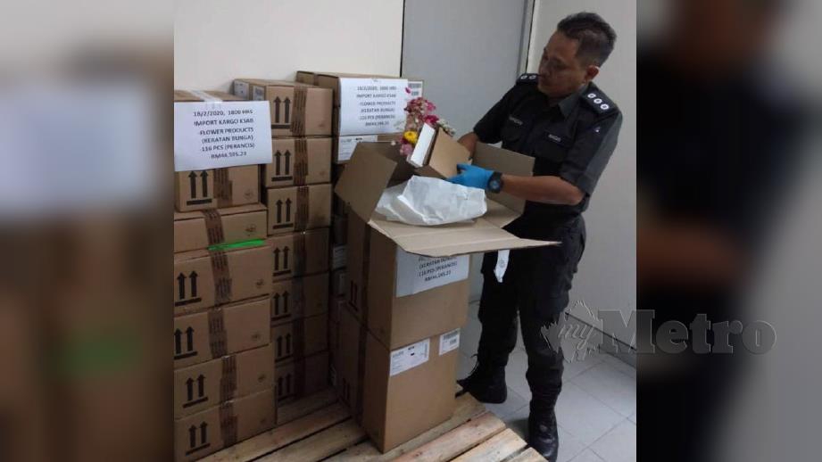 PEGAWAI penguatkuasa Maqis Johor memeriksan jambakan bunga yang gagal dibawa masuk di KSAB. FOTO MAQIS Johor