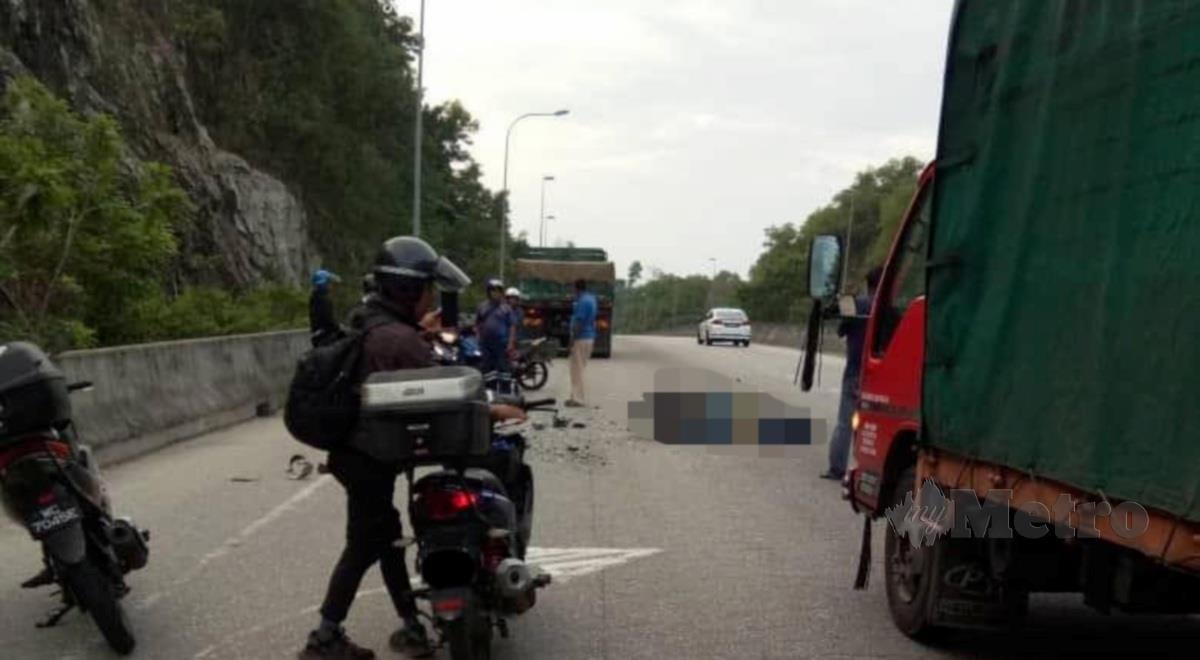 Seorang lelaki maut selepas motosikal ditunggang merempuh belakang sebuah lori di Jalan Rawang Bypass dekat Rawang, pagi tadi. FOTO Tular