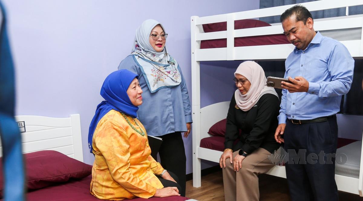 Menteri Pembangunan Wanita, Keluarga dan Masyarakat, Datuk Seri Nancy Shukri (kiri) meninjau kemudahan yang terdapat di Pusat Sokongan Sosial Setempat (PSSS). FOTO NIK ABDULLAH NIK OMAR