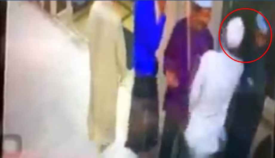PAPARAN video yang menunjukkan lelaki menampar remaja OKU lembam akibat salah faham dengan menyangka mangsa mencuri duit tabung masjid. FOTO Tular