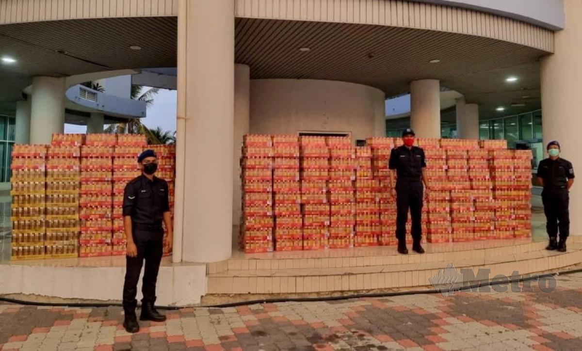 Pasukan Polis Marin (PPM) Pelabuhan Klang bersama minuman keras tidak bercukai yang dirampas. FOTO IHSAN PPM