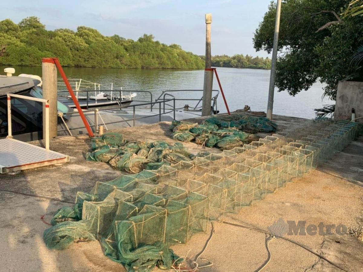  34 set bubu naga dirampas anggota Maritim Malaysia Zon Maritim Kuala Kedah dalam pemeriksaan di kawasan perairan Tanjung Jaga, Yan semalam. FOTO Ihsan APMM