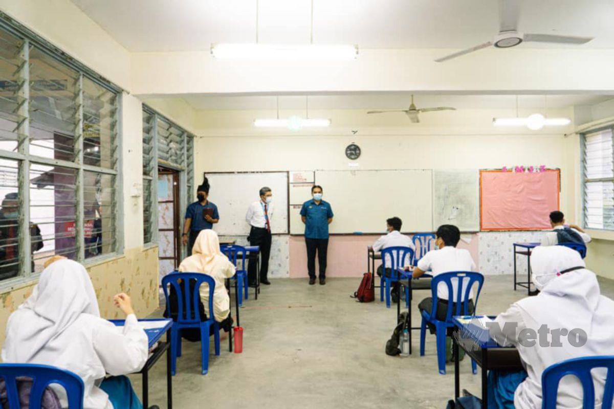 Menteri Kanan Pendidikan Datuk Dr Radzi Jidin ketika melakukan tinjauan mengejut di Sekolah Menengah Kebangsaan Saujana Impian (SMKSI), Kajang, pagi tadi. FOTO Facebook Datuk Dr Radzi Jidin