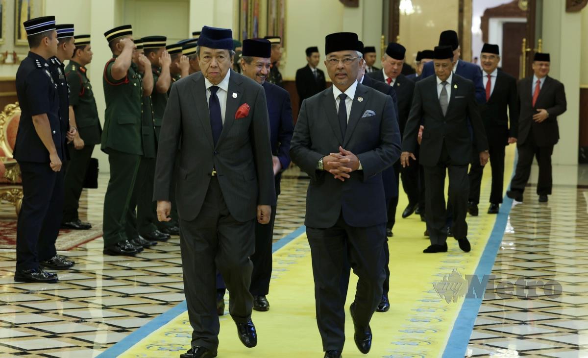 Yang di-Pertuan Agong Al-Sultan Abdullah Ri'ayatuddin Al-Mustafa Billah Shah (kanan) berkenan berangkat ke Mesyuarat Majlis Raja-Raja ke-261 di Istana Negara hari ini.