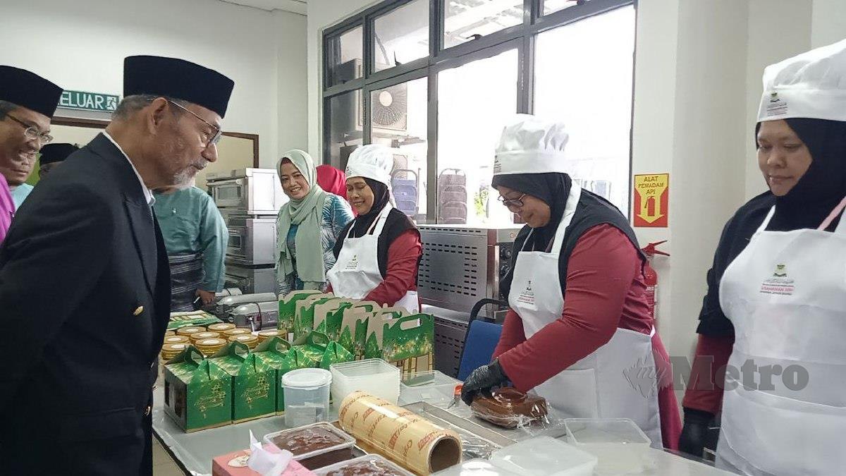 Noh melihat peserta golongan asnaf membuat produk tart sepit dan kek kukuh Johor. FOTO OMAR AHMAD